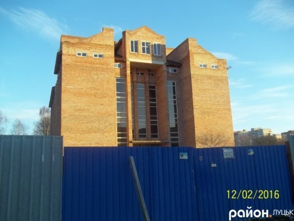 У Луцьку через яму люди змушені ходити проїжджою частиною. ФОТО