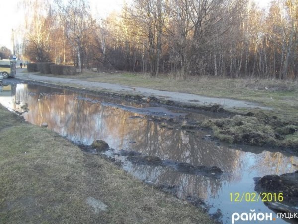 У Луцьку через яму люди змушені ходити проїжджою частиною. ФОТО