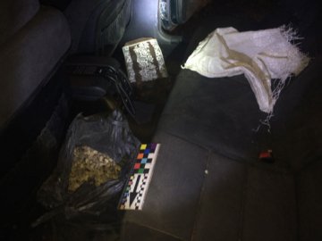 Із BMW волинянина вилучили 15 кілограмів бурштину