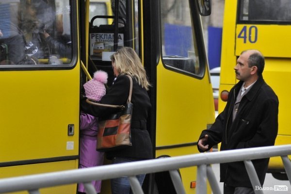 Люди на зупинках. БУДНІ МІСТА