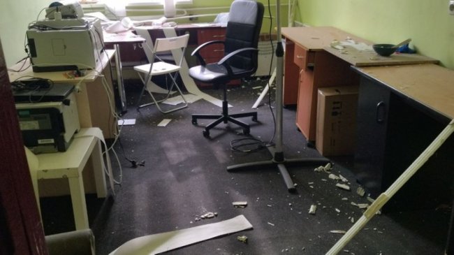 Місяць після ракетних ударів у Луцьку: в одному з пошкоджених будинків почали відновлювати дах