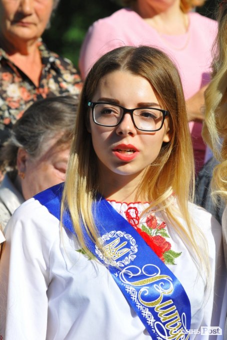 Емоції, квіти, вишиване вбрання: останній дзвоник у луцькій гімназії. ФОТО