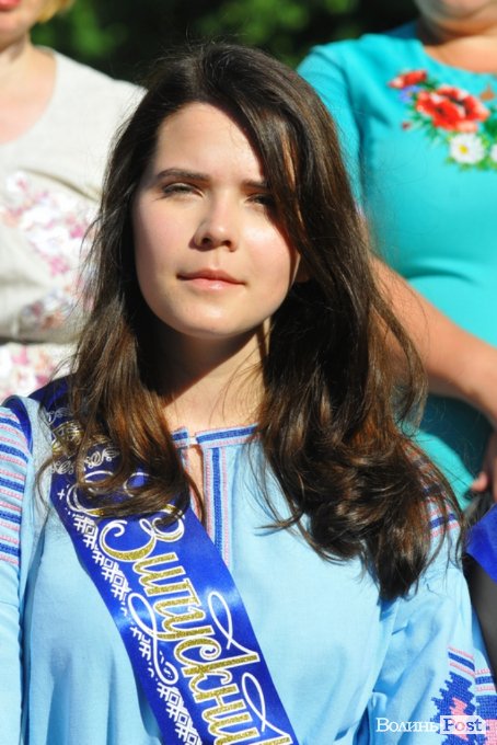 Емоції, квіти, вишиване вбрання: останній дзвоник у луцькій гімназії. ФОТО