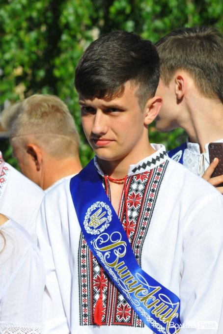 Емоції, квіти, вишиване вбрання: останній дзвоник у луцькій гімназії. ФОТО