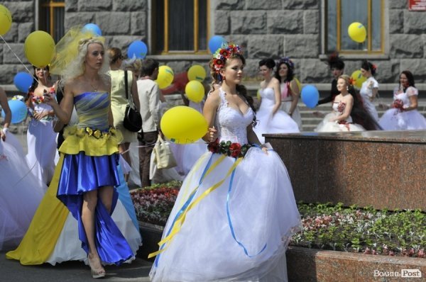Парад наречених у Луцьку. ФОТО