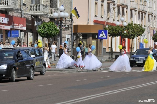 Парад наречених у Луцьку. ФОТО