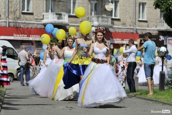 Парад наречених у Луцьку. ФОТО