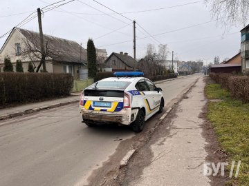Водій в’їхав у поліцейську автівку: у місті на Волині – ДТП