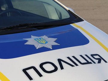 У Луцьку авто патрульних влетіло в електроопору: двох людей госпіталізували