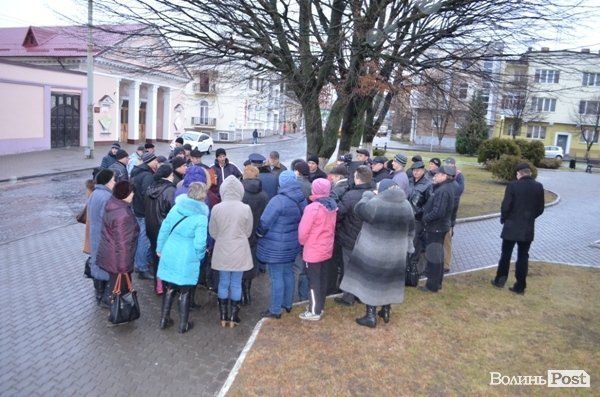 У Луцьку активісти «Луцьктепла» пікетують міськраду. ФОТО