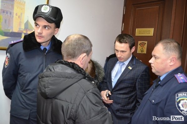 У Луцьку активісти «Луцьктепла» пікетують міськраду. ФОТО