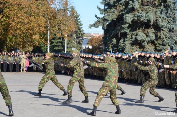 Сотні ліцеїстів склали присягу на головній площі Луцька. ФОТО