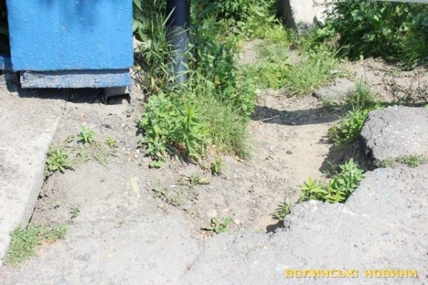 У Луцьку руйнуються поручні мосту. ФОТО