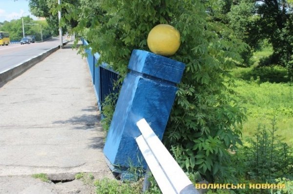 У Луцьку руйнуються поручні мосту. ФОТО