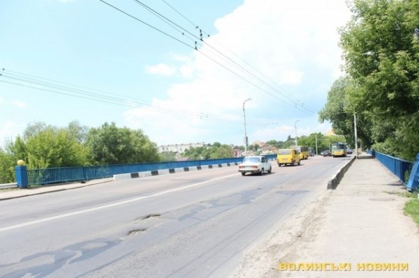 У Луцьку руйнуються поручні мосту. ФОТО