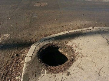 У Луцьку на одній з вулиць – каналізація без люка