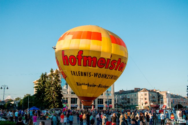 Вечірній старт аеростатів у центрі Луцька. ФОТО