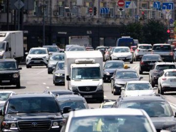 В Україні значно подорожчає видача прав водія, складання іспитів та реєстрація авто