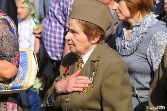 З маками і трояндами: у Луцьку відзначили річницю перемоги над нацизмом. ФОТО