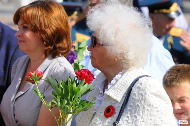 З маками і трояндами: у Луцьку відзначили річницю перемоги над нацизмом. ФОТО