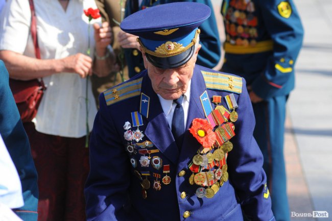 З маками і трояндами: у Луцьку відзначили річницю перемоги над нацизмом. ФОТО