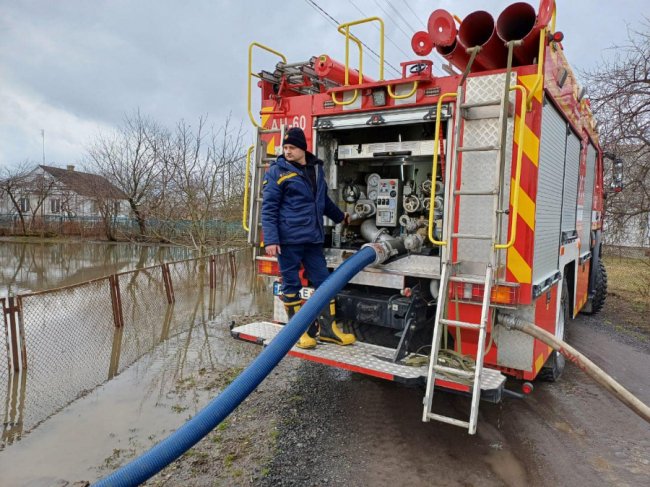 Потоп на Волині: хати людей заливає, рятувальники відкачують воду
