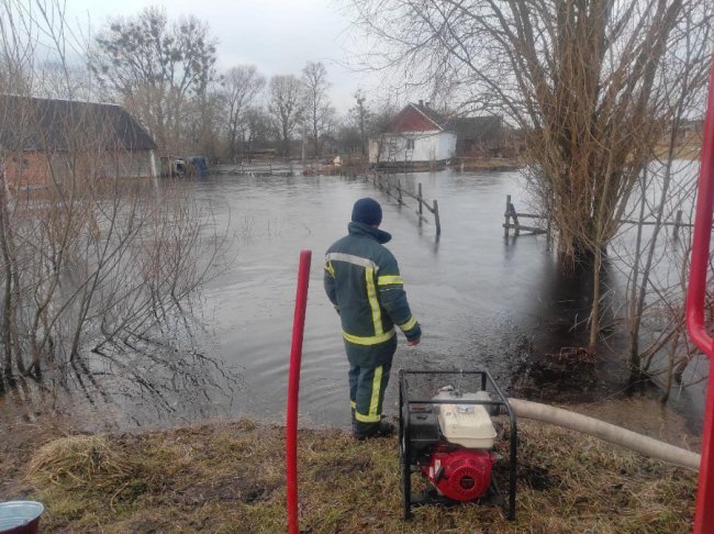 Потоп на Волині: хати людей заливає, рятувальники відкачують воду