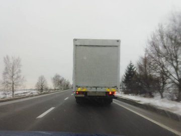 Біля Луцька крига з вантажівки розтрощила лобове скло зустрічній машині, – соцмережі