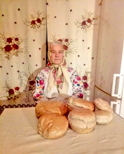 Жителька волинського села розповіла незвичний спосіб пекти хліб на листках. ФОТО