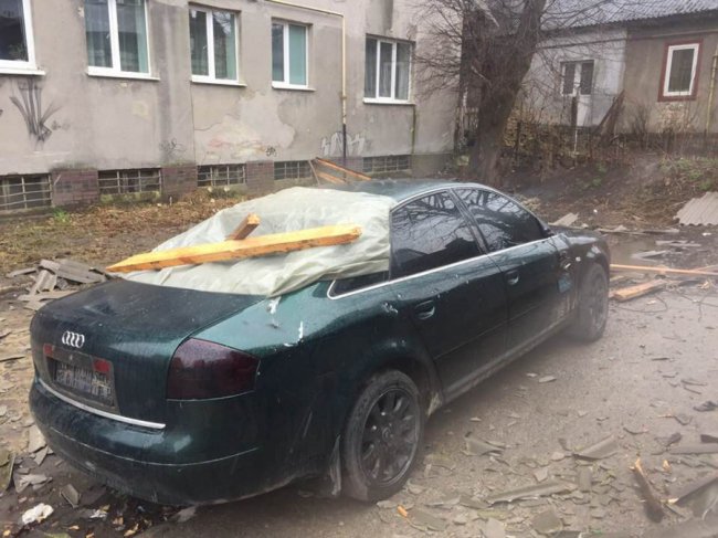 У Луцьку дах будинку впав на автівку. ФОТО