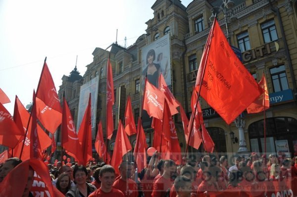 У Києві пакують в автозаки противників комуністів. ФОТО. ВІДЕО