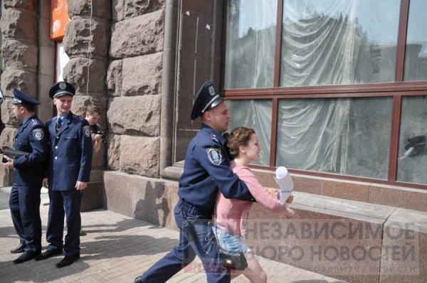 У Києві пакують в автозаки противників комуністів. ФОТО. ВІДЕО