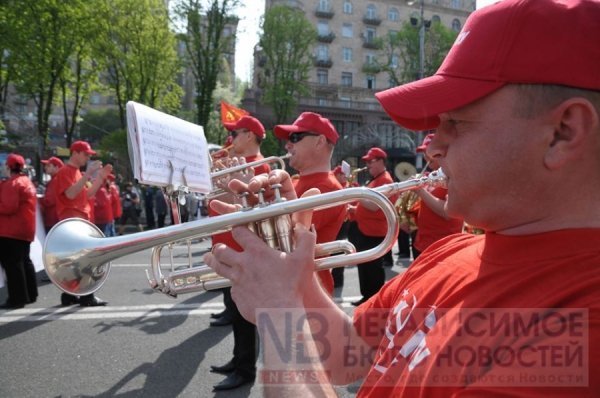У Києві пакують в автозаки противників комуністів. ФОТО. ВІДЕО