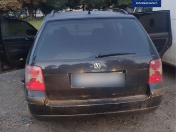 У луцькому дворі виявили авто, яке було у розшуку