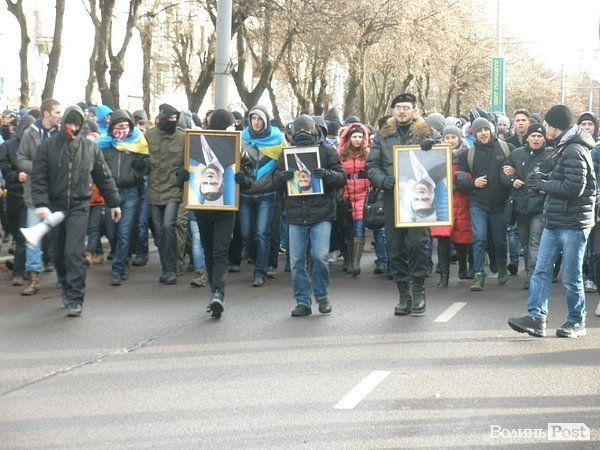 У Луцьку плювали в портрети Януковича. ФОТО