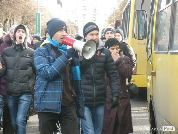 У Луцьку плювали в портрети Януковича. ФОТО