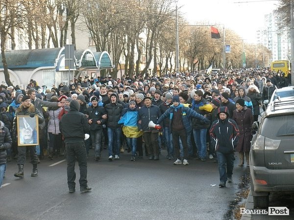 У Луцьку плювали в портрети Януковича. ФОТО