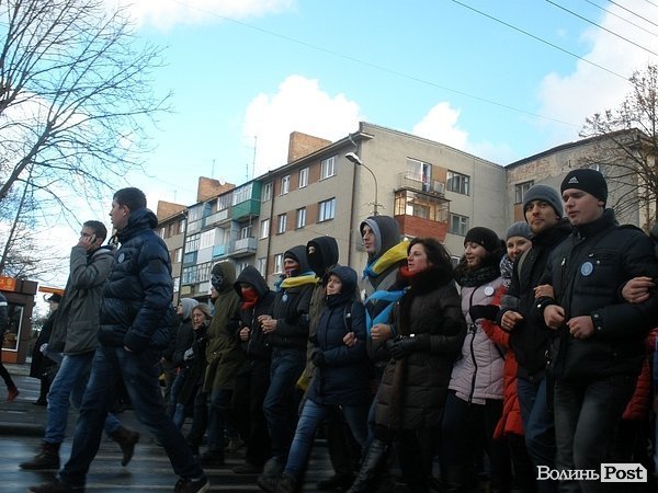 У Луцьку плювали в портрети Януковича. ФОТО