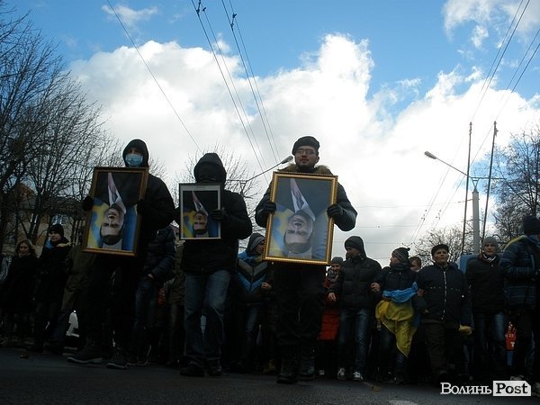 У Луцьку плювали в портрети Януковича. ФОТО