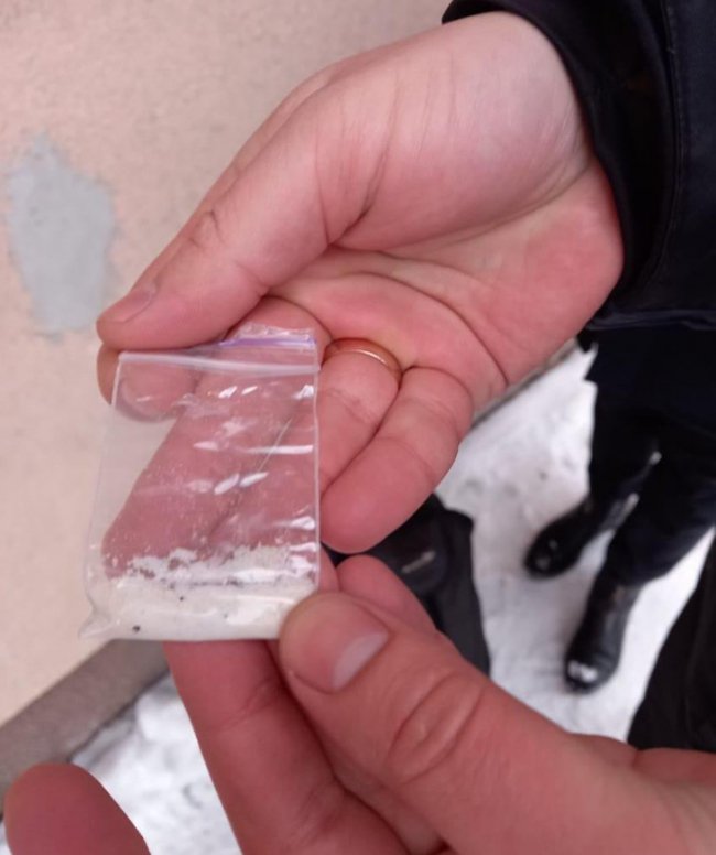 У Луцьку біля поштового відділення затримали наркозакладчика. ФОТО