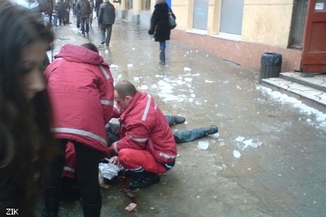 У Львові на чоловіка впав шматок криги. ФОТО. ВІДЕО
