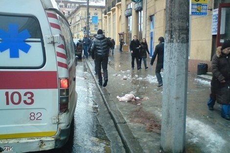 У Львові на чоловіка впав шматок криги. ФОТО. ВІДЕО