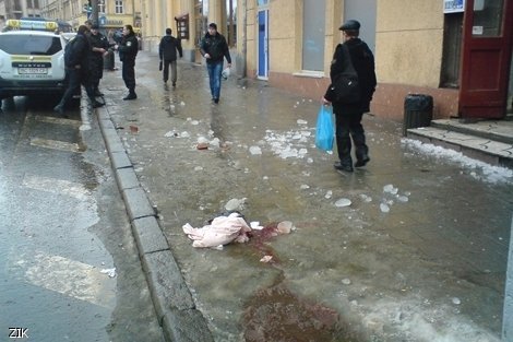 У Львові на чоловіка впав шматок криги. ФОТО. ВІДЕО