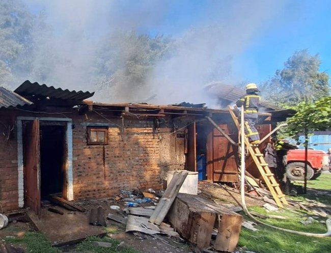 На Волині горіла господарська споруда