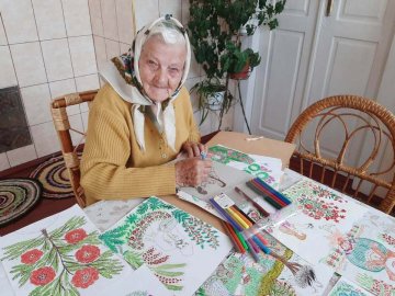 Бабуся з Волині у свої 93 роки створює яскраві малюнки 