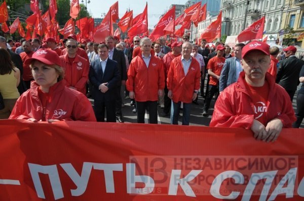 У Києві пакують в автозаки противників комуністів. ФОТО. ВІДЕО