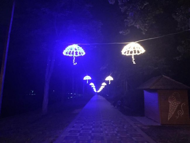 Від парасоль нудить, а ліхтарі без цільного сценарію: лучанин розкритикував нові алеї в парку