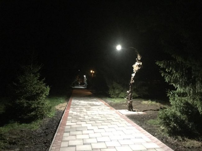 Від парасоль нудить, а ліхтарі без цільного сценарію: лучанин розкритикував нові алеї в парку