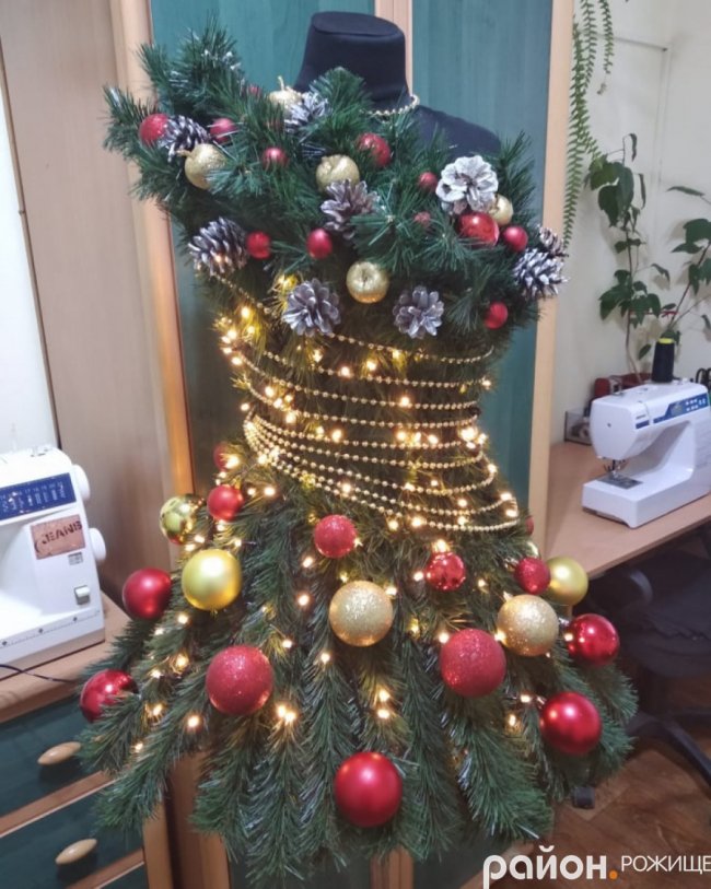 У Рожищі кравець створив оригінальне плаття-ялинку. ФОТО