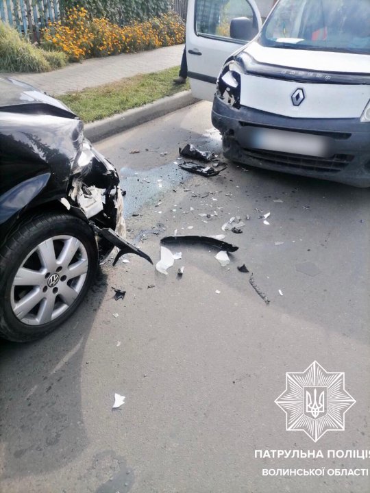 На Волині Renault в'їхав у припаркований Volkswagen